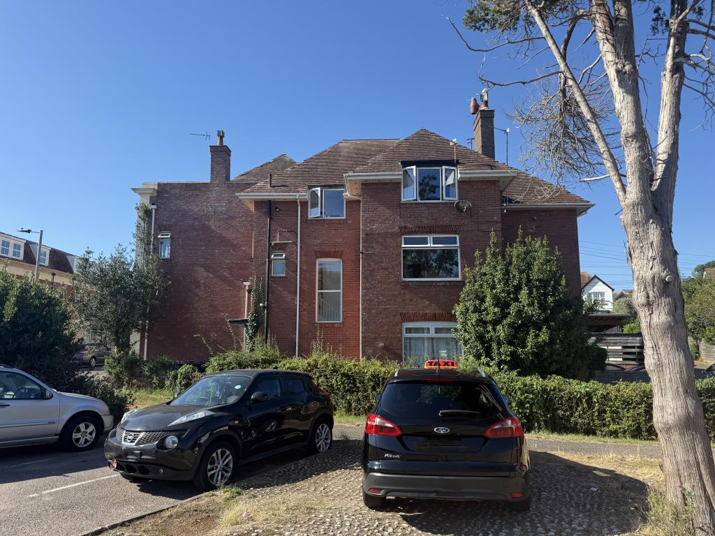 Lot: 35 - MAISONETTE FOR REFURBISHMENT WITH POTENTIAL - Side view of the side of the property